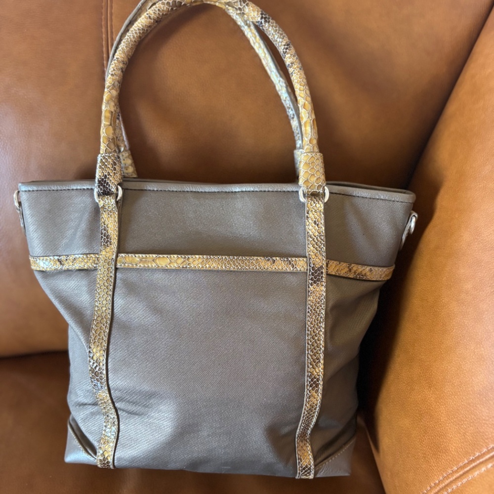 Brighton "Pretty Tough Reed" tote bag in a silver or zinc pearl - Picture 4 of 16